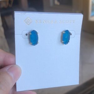 Nwot Kendra Scott gold Betty stud earrings in teal glass